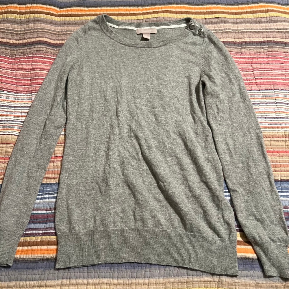Banana Republic Sweater‎ Womens M Gray Merino Wool Blend Button Shoulder